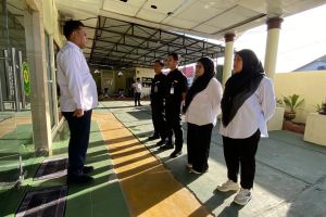 Morning Briefing Petugas Kebersihan dan Keamanan Pengadilan Agama Sidikalang oleh Kasubbag Umum dan Keuangan