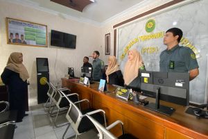 Jaga Kualitas Layanan saat Ramadan, Panmud Hukum PA Sidikalang Pimpin Morning Briefing Petugas PTSP