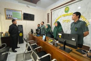 Kasub Perencanaan, TI dan Pelaporan (PTIP) Pengadilan Agama Sidikalang Bawakan Morning Briefing Petugas PTSP