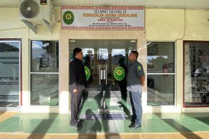 Morning Briefing Kasubbag Umum dan Keuangan Pengadilan Sidikalang kepada Petugas Keamanan