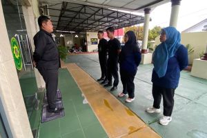 Kasubbag Perencanaan, TI dan Pelaporan (PTIP) Pengadilan Agama Sidikalang Bawakan Morning Briefing Petugas Keamanan dan Kebersihan.